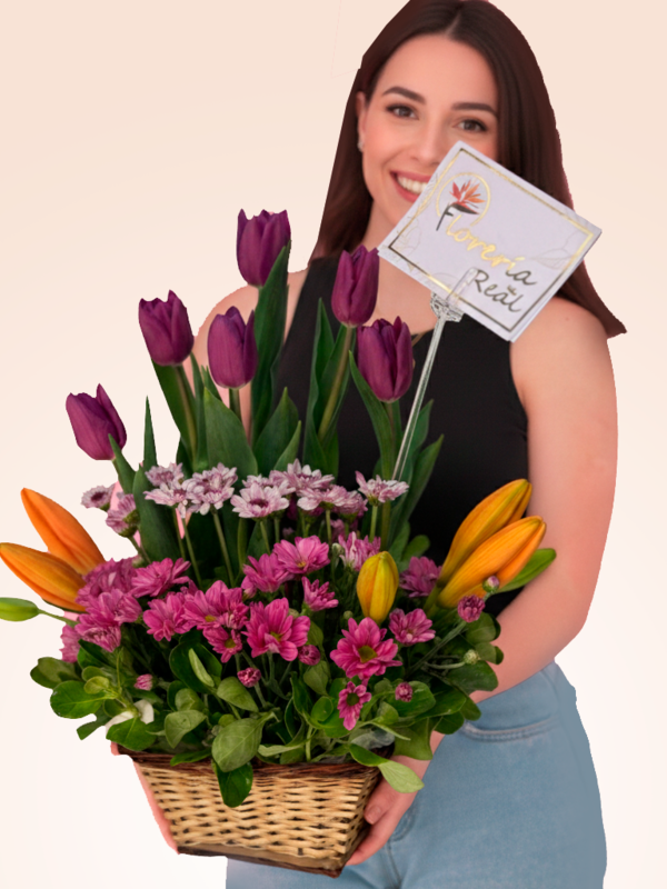 CANASTA DE TULIPANES , LILIUM Y FLORES DE ESTACIÓN