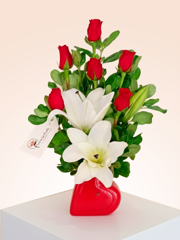 ROSAS Y LILIUM EN BASE CERÁMICA DE CORAZON