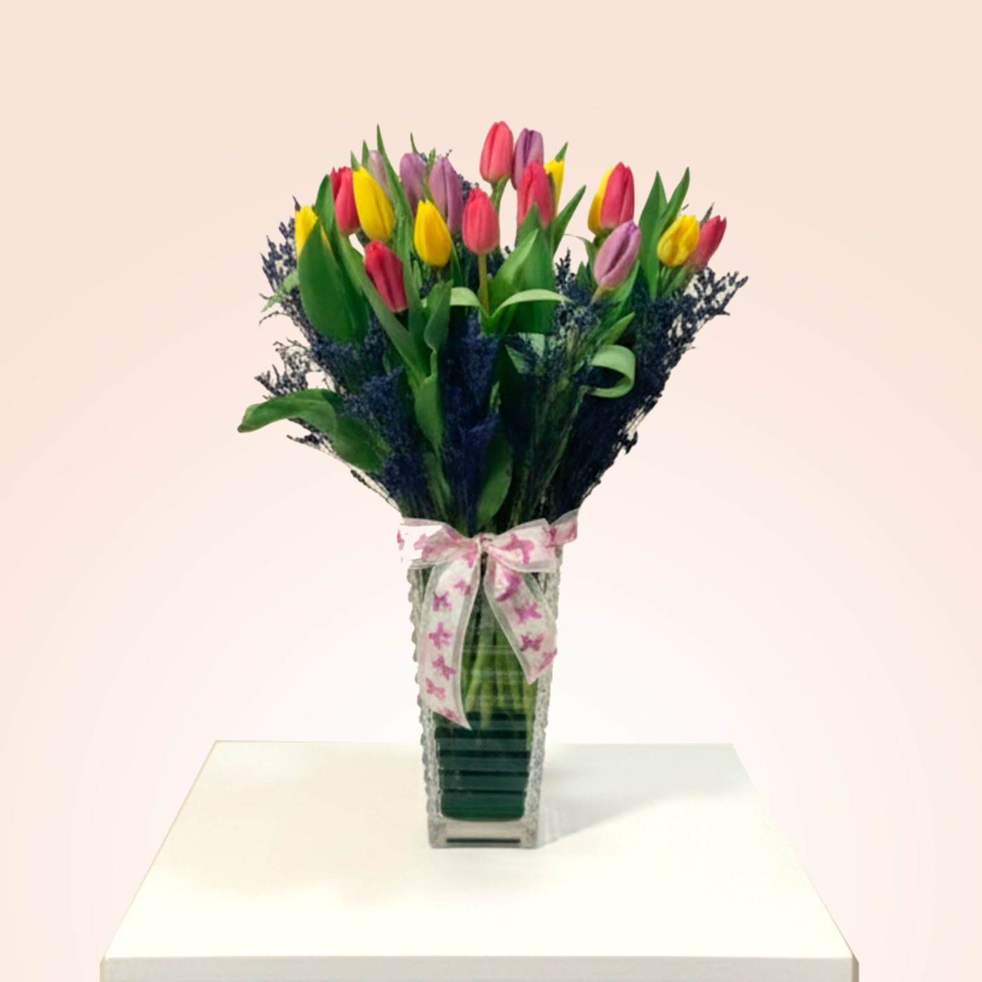 TULIPANES EN FLORERO