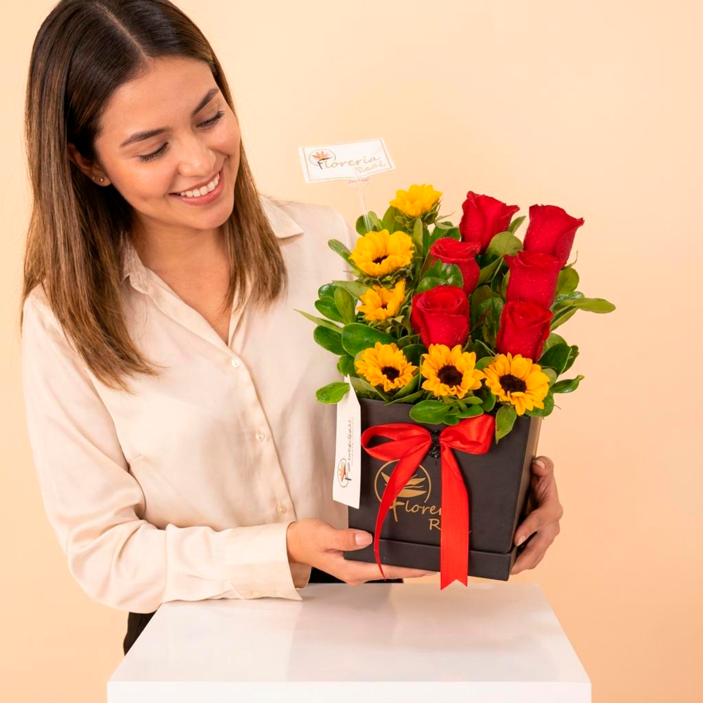 Box "Luz y Pasión": 6 Rosas y 6 Girasoles Premium
