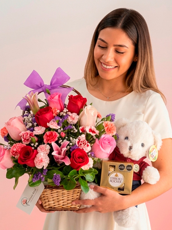 Canasta Gala: Rosas Premium, Peluche y Chocolates – Envío de Flores a Domicilio en Arequipa