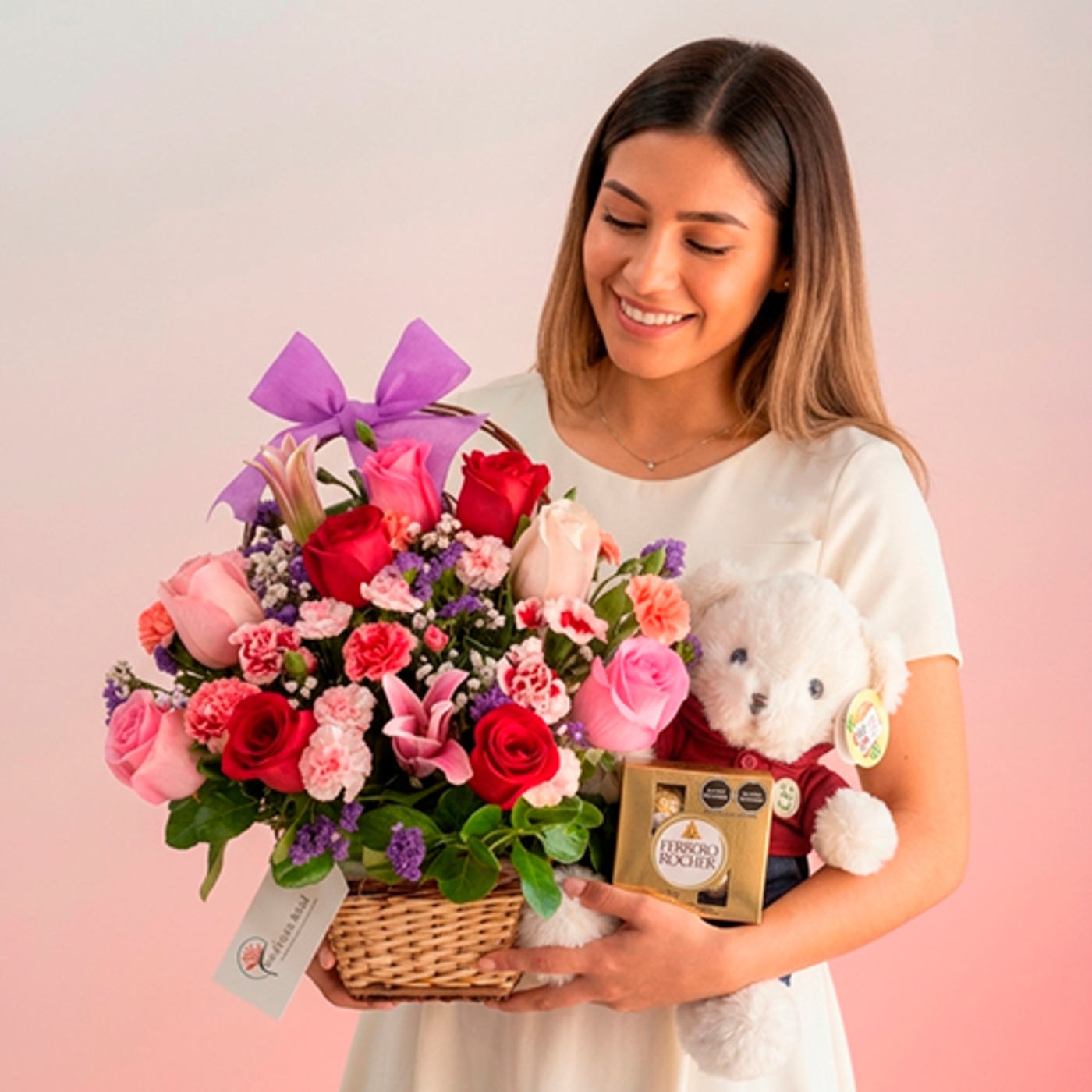 Canasta Gala: Rosas Premium, Peluche y Chocolates – Envío de Flores a Domicilio en Arequipa