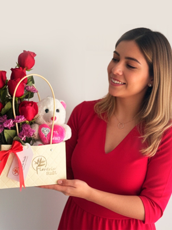 Cartera de Rosas con Peluche Blanco – Envío de Flores a Domicilio Arequipa
