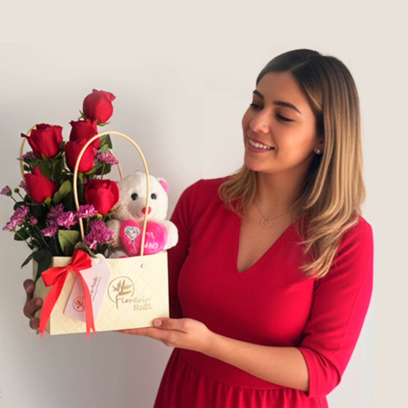Cartera de Rosas con Peluche Blanco – Envío de Flores a Domicilio Arequipa