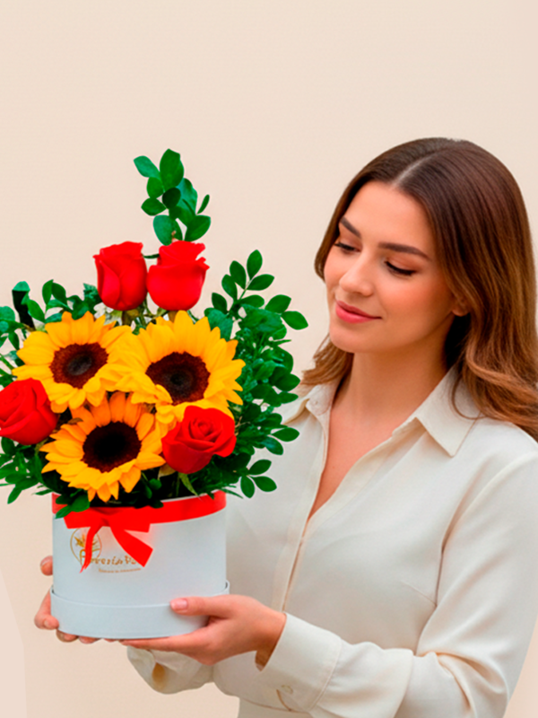 Radiancia de Amor: Box de Girasoles y Rosas – Envío de Flores a Domicilio en Arequipa