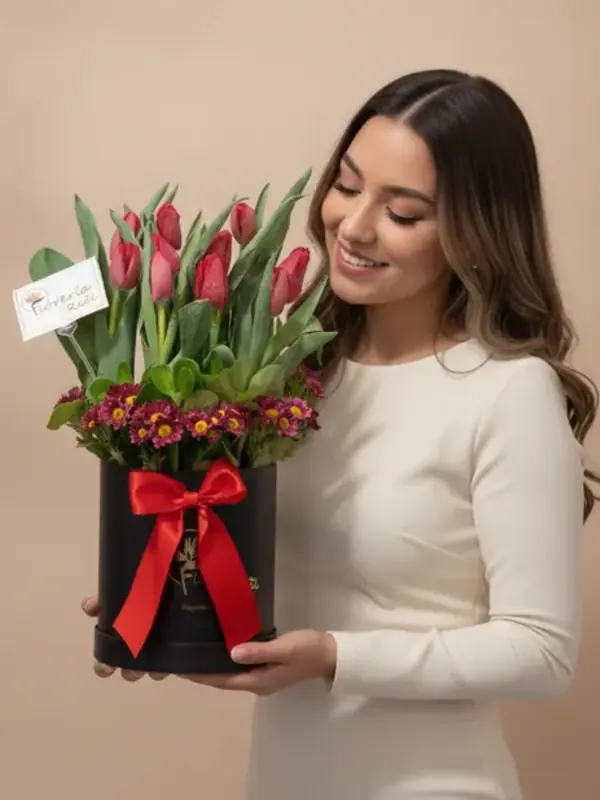 Box Noir de Tulipanes Premium – Envío de Flores a Domicilio en Arequipa