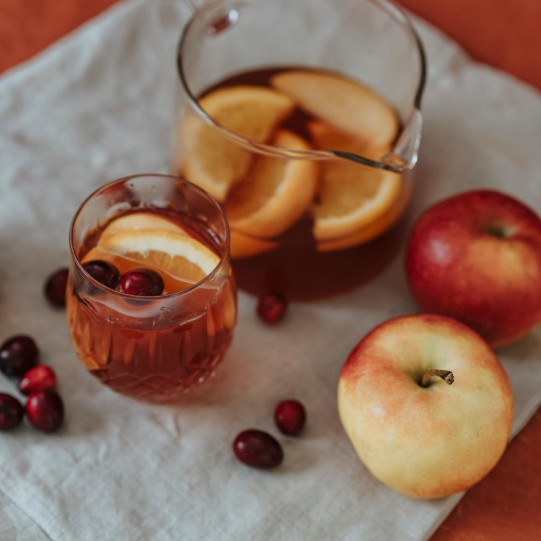 Baked tea with apples, cinnamon and vanilla