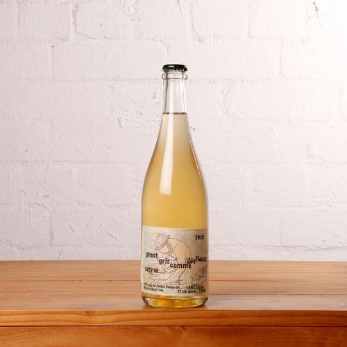 A delicate, floral take on the variety, that’s fermented & aged in terracotta vessels. Spring blossom and sweet pea aromas emerge, with custard apple, pear and citrus fruit alongside. A subtly spicy, doughy texture makes this EXTREMELY drinkable.
